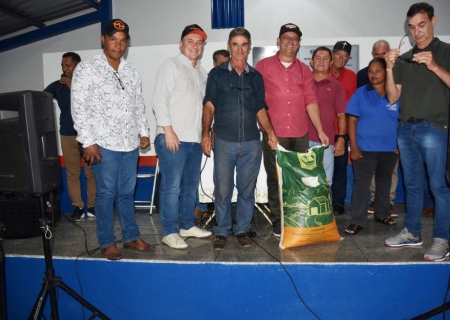 Prefeitura entrega sementes de feijão para pequenos produtores