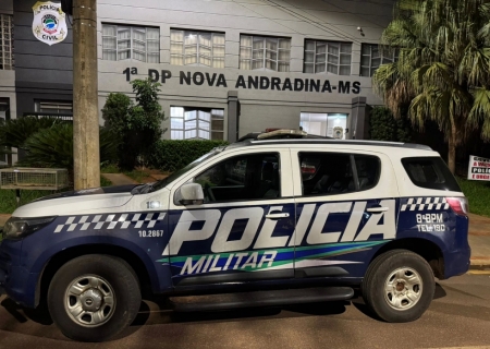 Motorista embriagado é preso ao ser flagrado de cueca com veículo parado no meio da rua em Nova Andradina