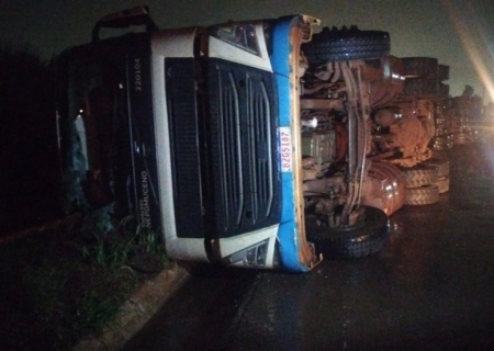 Rodotrem carregado com toras de eucalipto tomba e interdita trecho MS-134 entre Nova Andradina e Batayporã