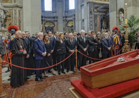 Lula presta homenagem ao papa Francisco em velório no Vaticano