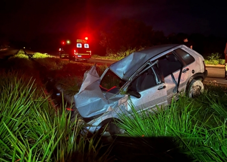 Motorista perde controle da direção, sai da pista e cai em vala do canteiro central da MS-134 entre Nova Andradina e Batayporã