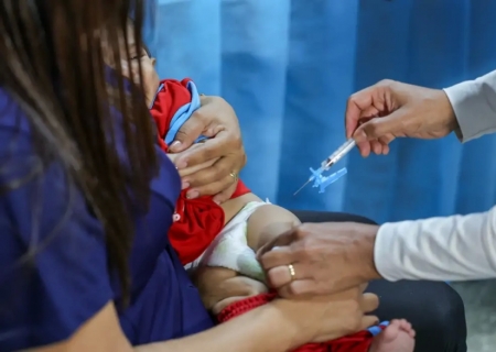 Vacinação nas escolas: crianças são imunizadas e atualizam caderneta