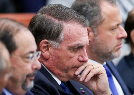 Moraes consulta PGR sobre notícia-crime que pede prisão de Bolsonaro