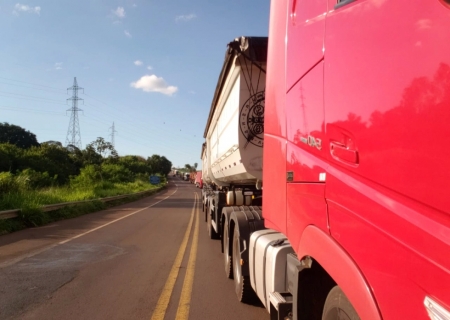 Trecho entre Nova Andradina e Batayporã segue interditado para retirada de rodotrem tombado