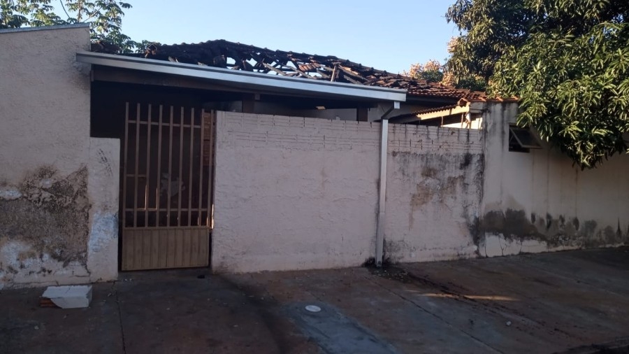 Incêndio em residência mobiliza Corpo de Bombeiros em Nova Andradina