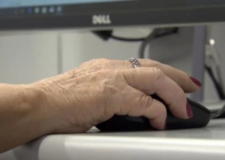 Idosos enfrentam barreiras digitais para acessar serviços do INSS