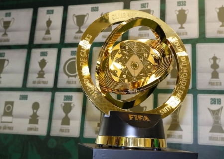 Palmeiras recebe troféu do Mundial de 2025 e vai expor junto da taça da Copa Rio de 1951