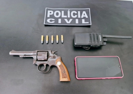 Mulher é presa por posse ilegal de arma durante operação contra apostas ilegais em Santa Rita do Pardo