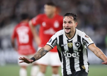Artur marca golaço e Botafogo vence Estudiantes na Libertadores