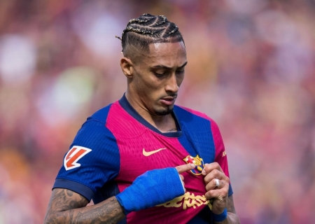Barcelona atropela Real Madrid com show de Raphinha e fica perto do título