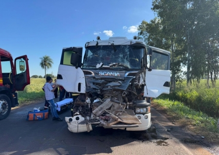 Caminhoneiro fica ferido em colisão na BR-376 em Nova Andradina
