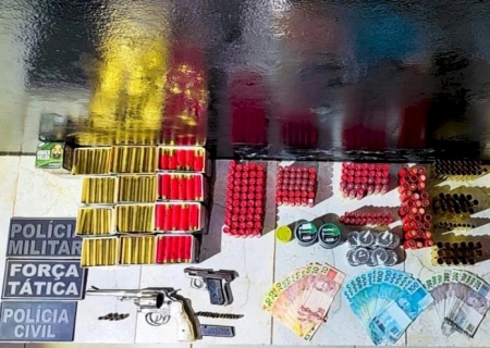 Ação conjunta da polícia apreende armas, munições, pneus e cigarros em Deodápolis