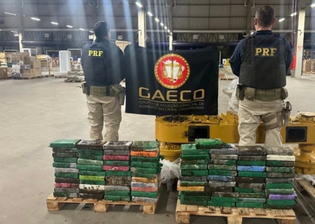 Ação conjunta encontra 100 kg de cocaína em peça agrícola na Capital