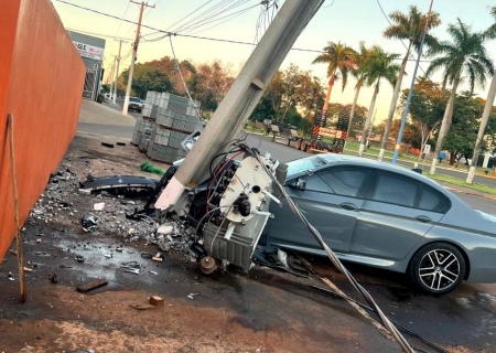 BMW colide em poste e derruba transformador em Ivinhema