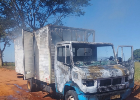Caminhão que transportava alimentos fica destruído após incêndio em Ivinhema