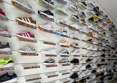 Operação fecha loja e apreende 1,6 mil tênis falsificados na Capital