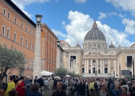 Segundo dia de conclave: Veja agenda e quando sairá fumaça da chaminé