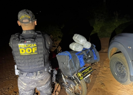 Traficante abandona moto com 25 kg de skunk ao fugir do DOF em Amambai