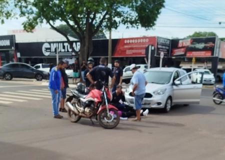 Acidente entre carro e moto é registrado na Moura Andrade