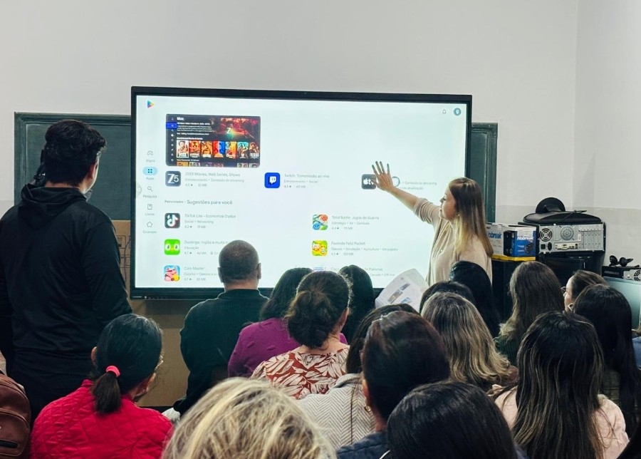 Salas de tecnologia da Escola Anízio Teixeira ganham lousa digital