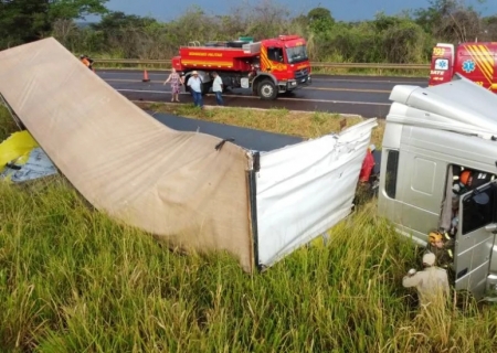 Colisão entre carretas deixa um motorista ferido na BR-267