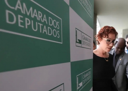 STF julga recurso de Carla Zambelli para anular condenação
