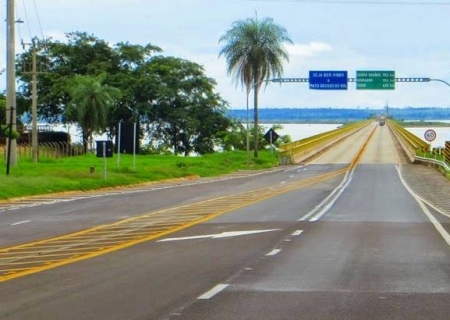 Obras de manutenção ocorrem na ponte localizada na divisa entre SP e MS