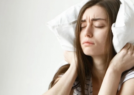 Você dorme mal porque tem ciúme, ou tem ciúme porque dorme mal? Entenda