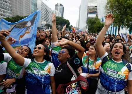 Evangélicos crescem e representam mais de um quarto da população