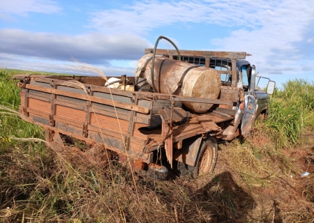 Condutor perde controle de caminhonete, capota e é arremessado para fora do veículo na MS-141