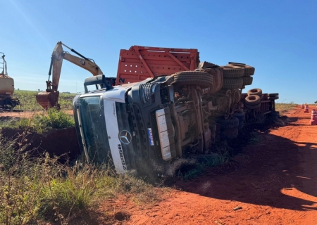 Carreta canavieira tomba na MS-473 em Nova Andradina