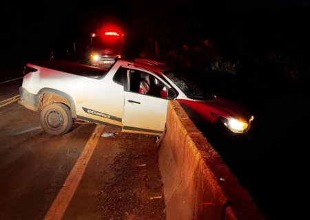 Motorista perde controle de picape e quase cai no Córrego Vitória em Ivinhema