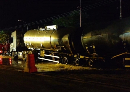 Carreta-tanque carregada de diesel pega fogo e fica parcialmente destruída no Posto Ofayé