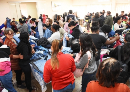 Campanha Varal Solidário arrecada centenas de peças de roupas para doação