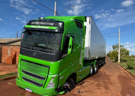 Carreta cai em cratera após asfalto ceder no bairro Walter Fernandes