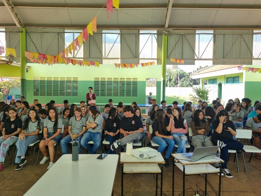 Escola Municipal Luís Cláudio Josué - Extensão recebe palestra essencial sobre segurança digital