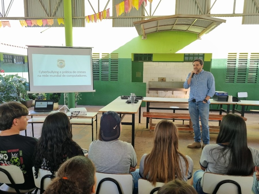 Escola Municipal Luís Cláudio Josué - Extensão recebe palestra essencial sobre segurança digital