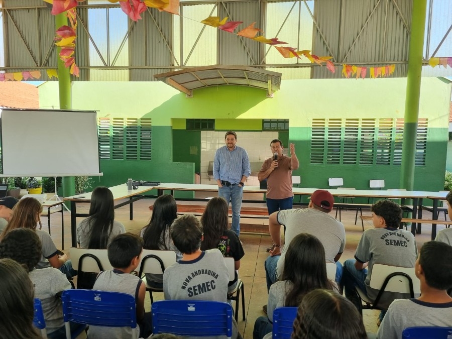 Escola Municipal Luís Cláudio Josué - Extensão recebe palestra essencial sobre segurança digital