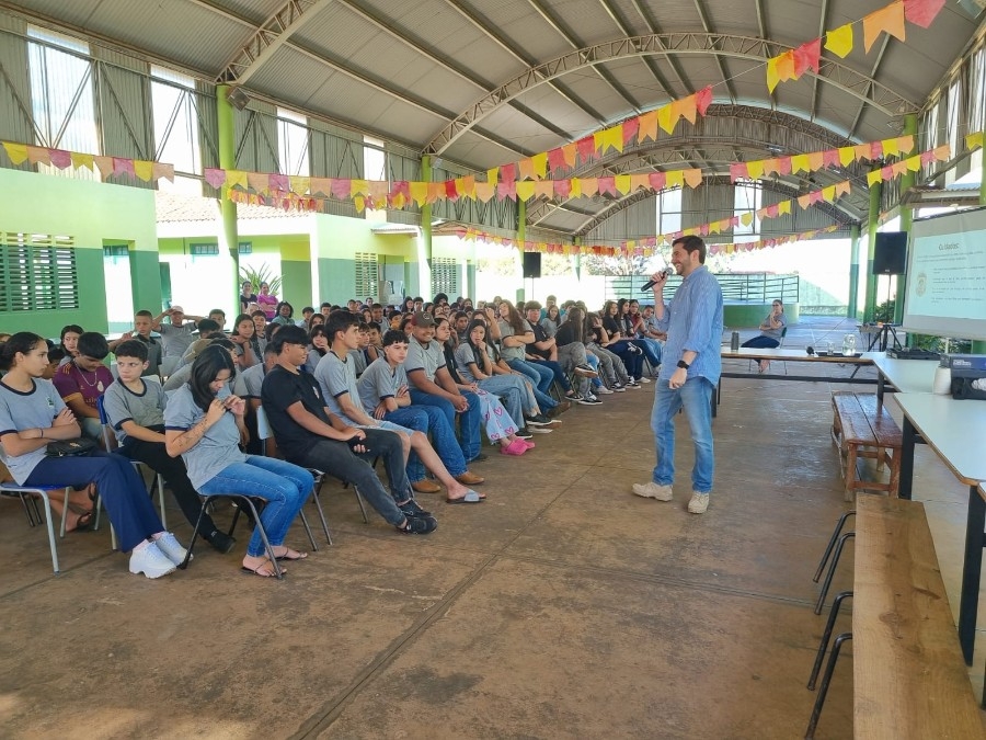 Escola Municipal Luís Cláudio Josué - Extensão recebe palestra essencial sobre segurança digital