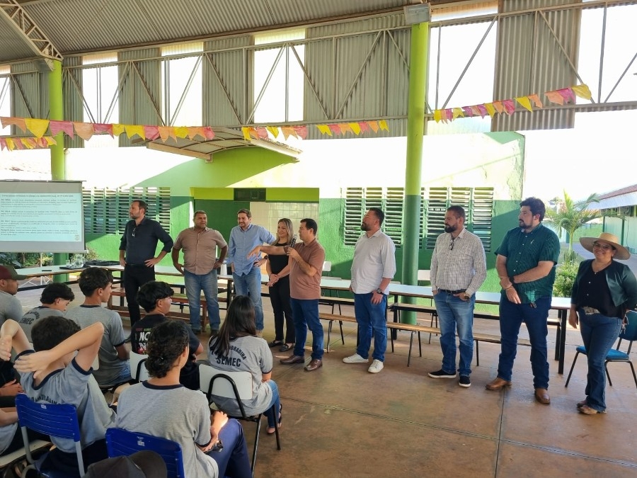Escola Municipal Luís Cláudio Josué - Extensão recebe palestra essencial sobre segurança digital