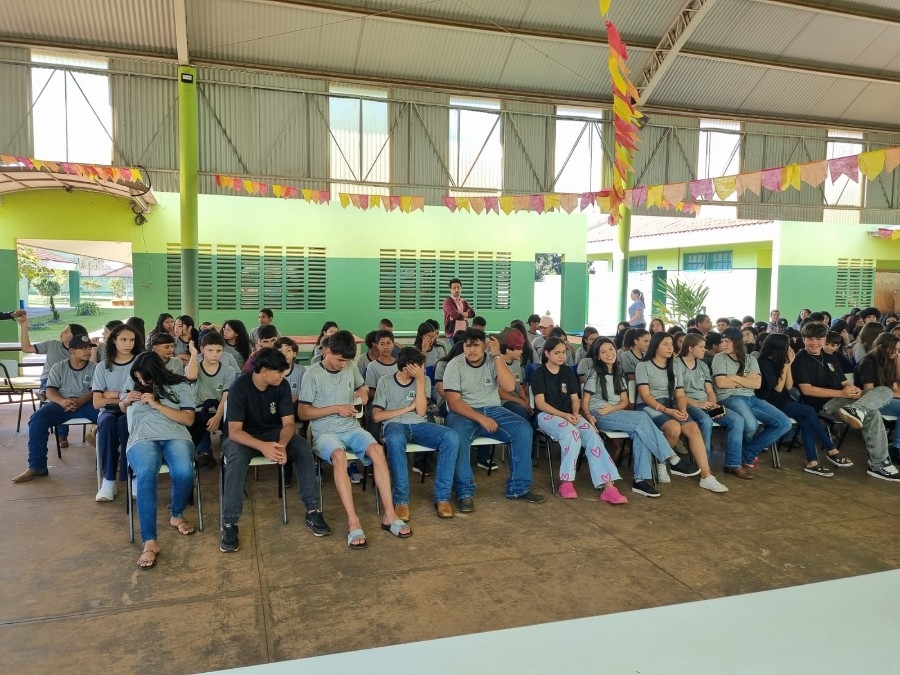 Escola Municipal Luís Cláudio Josué - Extensão recebe palestra essencial sobre segurança digital
