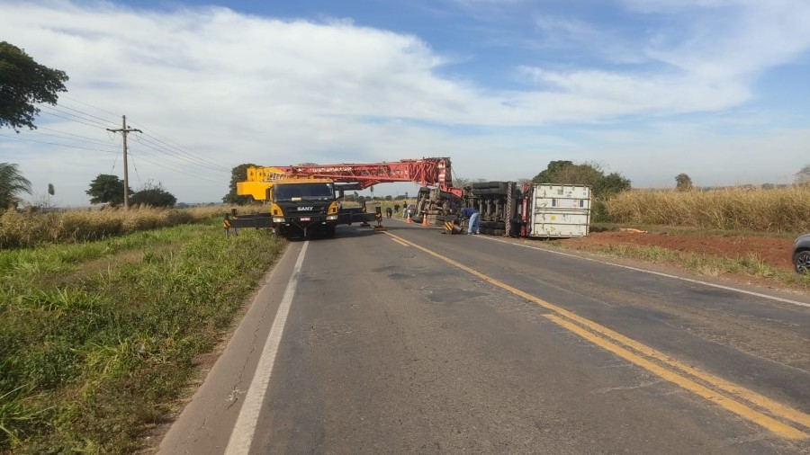 Carreta carregada de carne tomba na MS-480 e motorista é socorrido