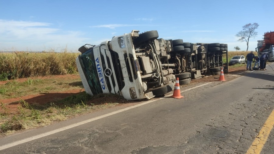 Carreta carregada de carne tomba na MS-480 e motorista é socorrido