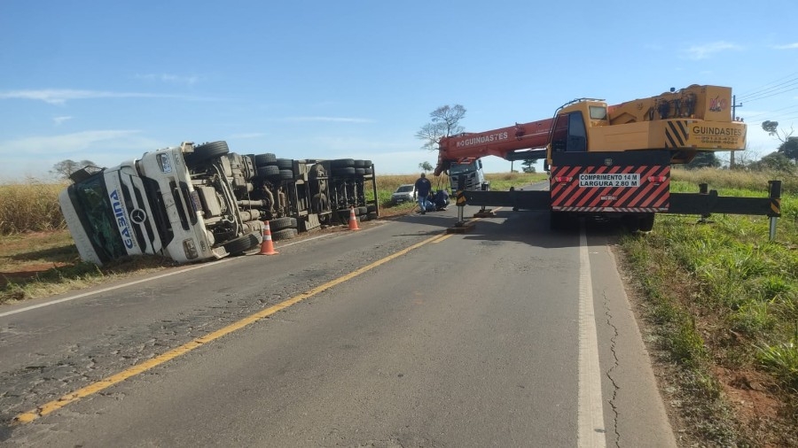 Carreta carregada de carne tomba na MS-480 e motorista é socorrido