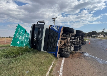 Carreta carregada com carne tomba em rotatória na saída para Batayporã, em Nova Andradina