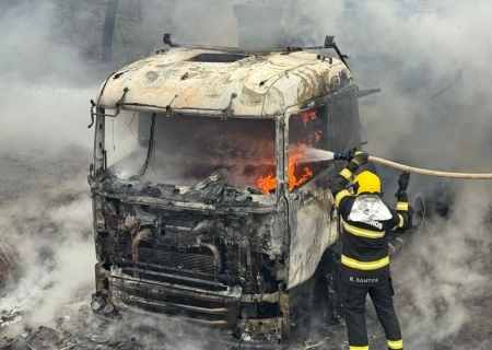 Carreta pega fogo após pneu estourar na MS-134 em Nova Andradina