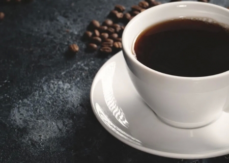 Café preto e sem açúcar faz bem para coração e longevidade, diz estudo