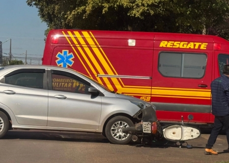 Condutor avança preferencial e carro atinge motociclista em Nova Andradina