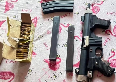 Mulher é presa com submetralhadora escondida em salão de beleza em Campo Grande