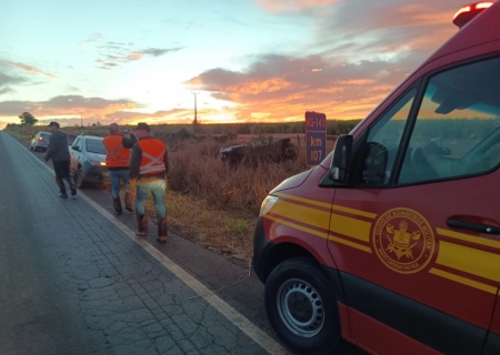 Veículo capota e mobiliza Corpo de Bombeiros Militar na MS-141, em Ivinhema